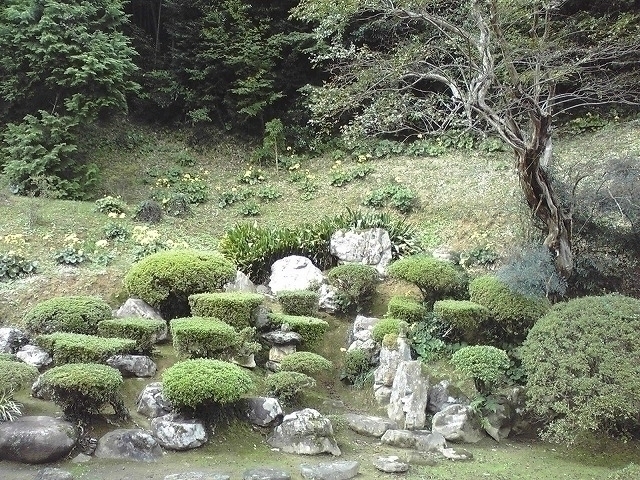 平景清の築庭と伝えられる座観式池泉庭園